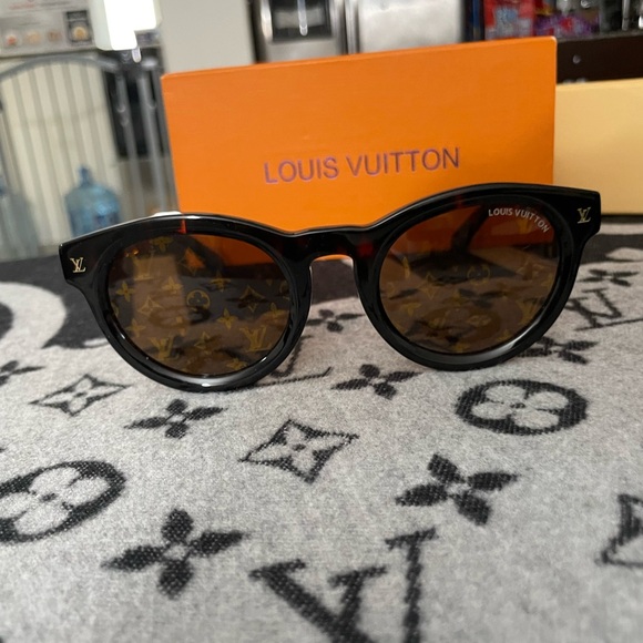 Louis Vuitton Black and Gold Sunglasses - Picture 5 of 11